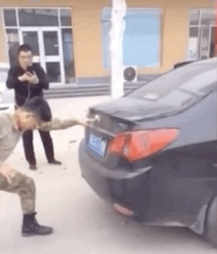 Ngô Kinh dùng ngón tay trỏ đẩy ô tô - 1