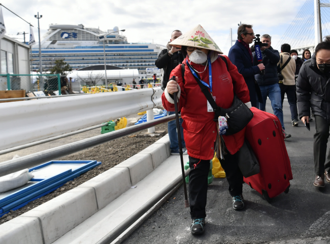 Du khách khoe kết quả xét nghiệm, để lại thông điệp cảm ơn trước khi rời du thuyền bị cách ly - 9