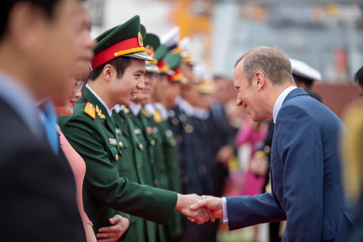 Tàu Hải quân Hoàng gia Anh HMS Enterprise cập cảng TP Hải Phòng - 3