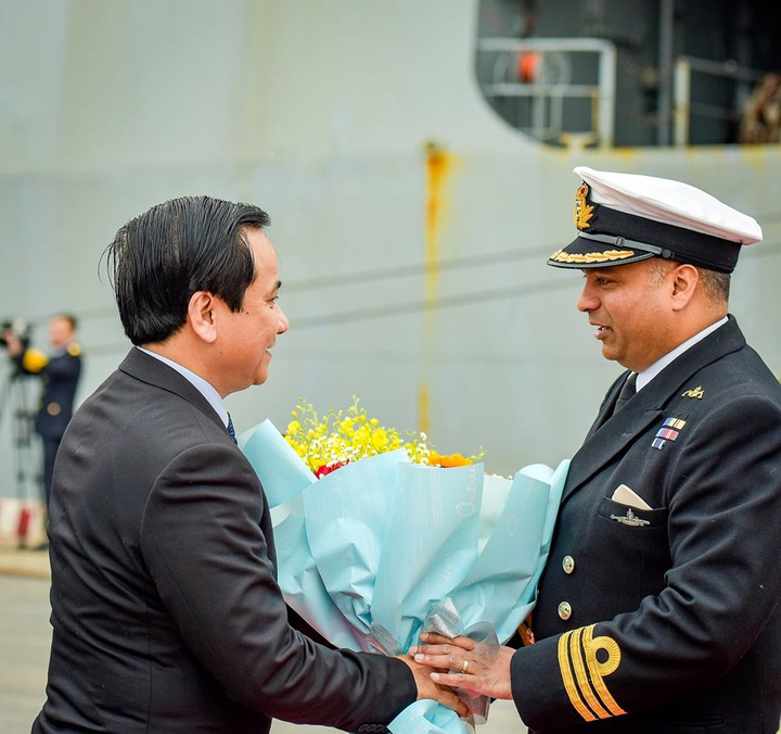 Tàu Hải quân Hoàng gia Anh HMS Enterprise cập cảng TP Hải Phòng - 2