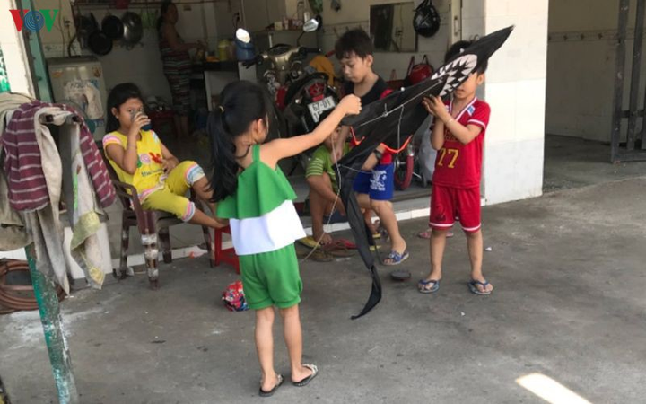 Học sinh nghỉ dài do dịch Covid-19, Bình Dương nở rộ các điểm trông trẻ hộ - 2