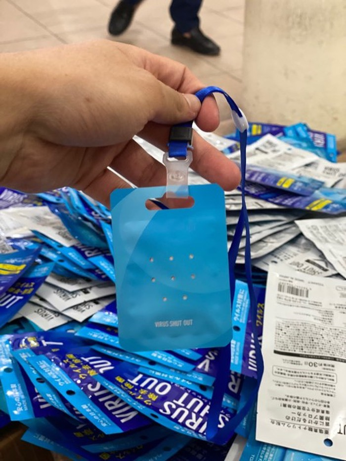 Tạm giữ lô hàng gần 300 chiếc 'thẻ diệt virus' ở Hà Nội - 2