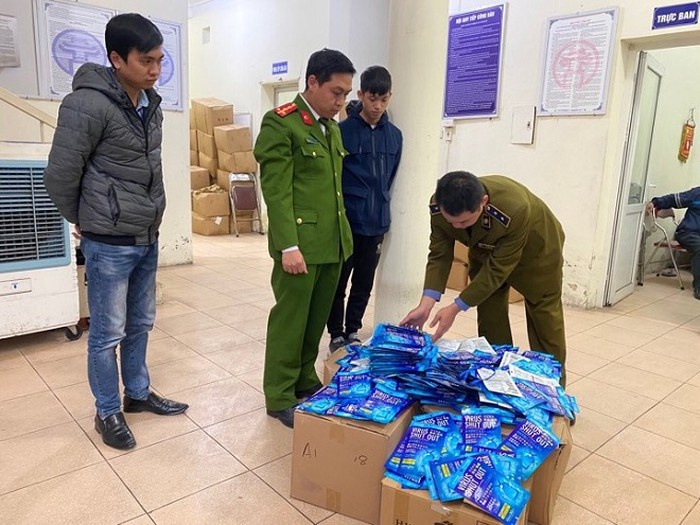 Tạm giữ lô hàng gần 300 chiếc 'thẻ diệt virus' ở Hà Nội - 1