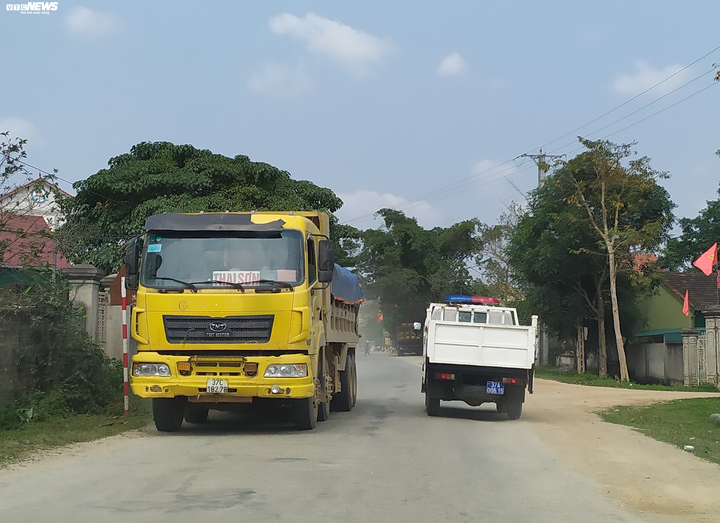 Cầu dân sinh 13 tấn oằn mình 'cõng' xe tải 30 tấn ở Nghệ An - 7