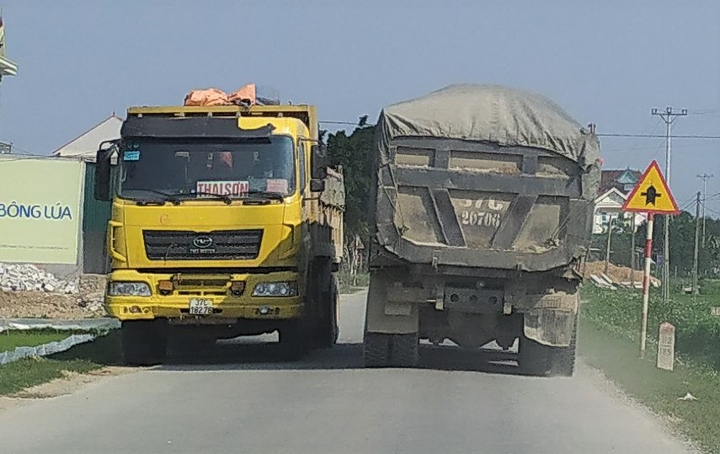 Cầu dân sinh 13 tấn oằn mình 'cõng' xe tải 30 tấn ở Nghệ An - 6