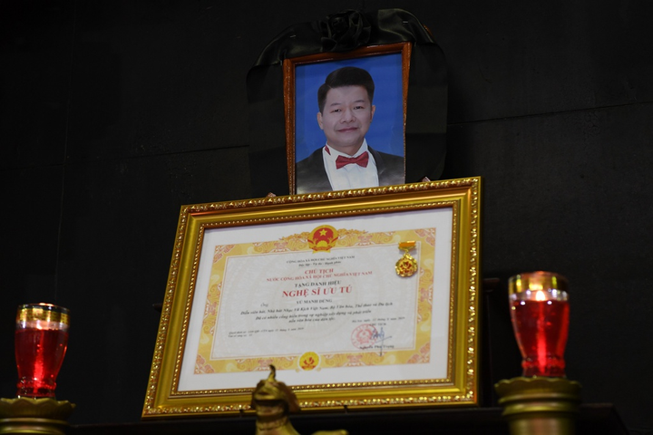 Gia đình, đồng nghiệp tiễn đưa nghệ sĩ Vũ Mạnh Dũng về nơi an nghỉ - 11