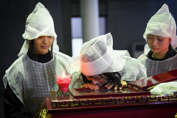 Gia đình, đồng nghiệp tiễn đưa nghệ sĩ Vũ Mạnh Dũng về nơi an nghỉ - 12