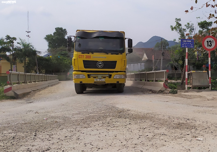 Cầu dân sinh 13 tấn oằn mình 'cõng' xe tải 30 tấn ở Nghệ An - 2