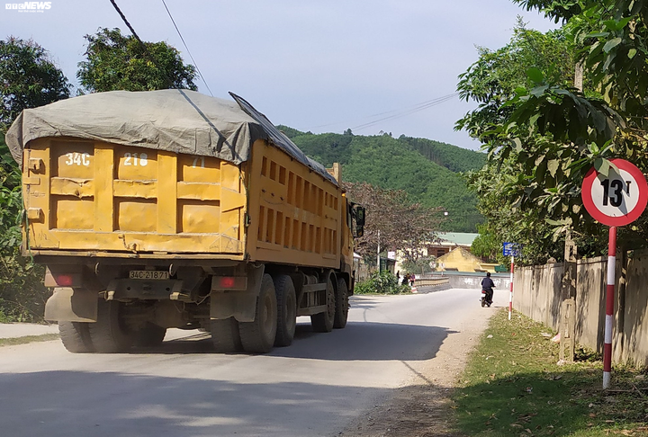 Cầu dân sinh 13 tấn oằn mình 'cõng' xe tải 30 tấn ở Nghệ An - 3