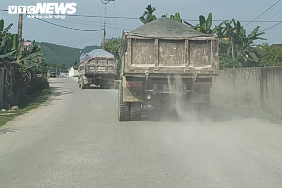 Cầu dân sinh 13 tấn oằn mình 'cõng' xe tải 30 tấn ở Nghệ An - 8