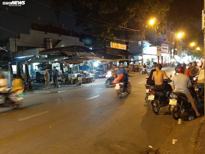 Cãi nhau với vợ khi bán hàng, bị đâm chết ngay trong chợ - 1