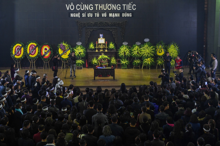 Gia đình, đồng nghiệp tiễn đưa nghệ sĩ Vũ Mạnh Dũng về nơi an nghỉ - 1