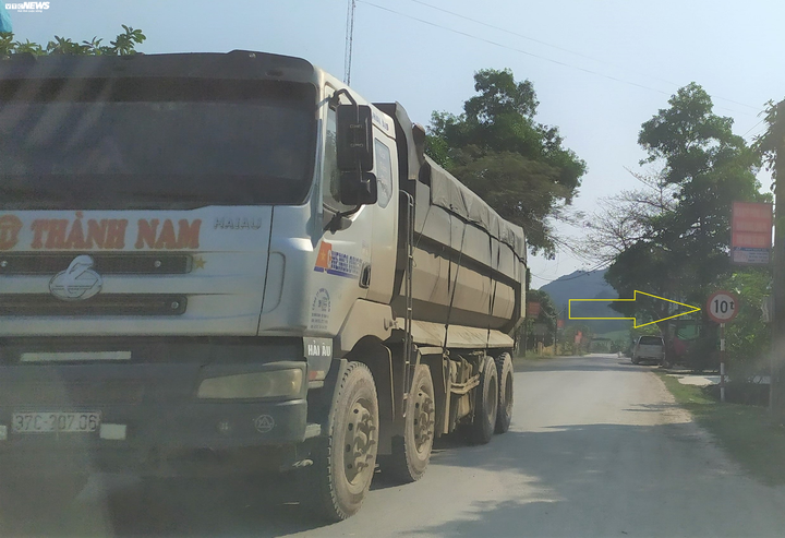 Cầu dân sinh 13 tấn oằn mình 'cõng' xe tải 30 tấn ở Nghệ An - 4