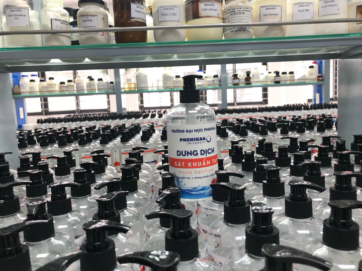 Đại học Phenikaa tặng 8.000 lít dung dịch sát khuẩn cho học sinh các tỉnh - 4
