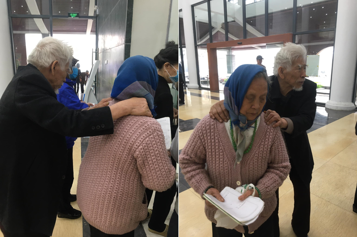 Xúc động khoảnh khắc ông bà lão đưa nhau đi khám: 'Cứ vịn vào vai tôi' - 1