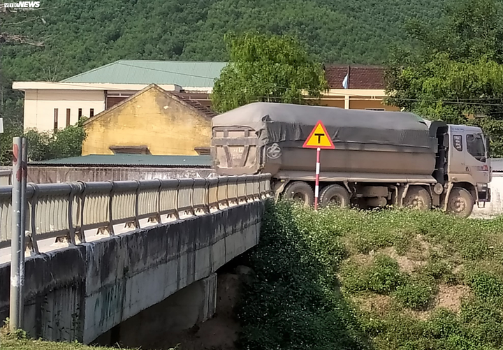 Cầu dân sinh 13 tấn oằn mình 'cõng' xe tải 30 tấn ở Nghệ An - 1