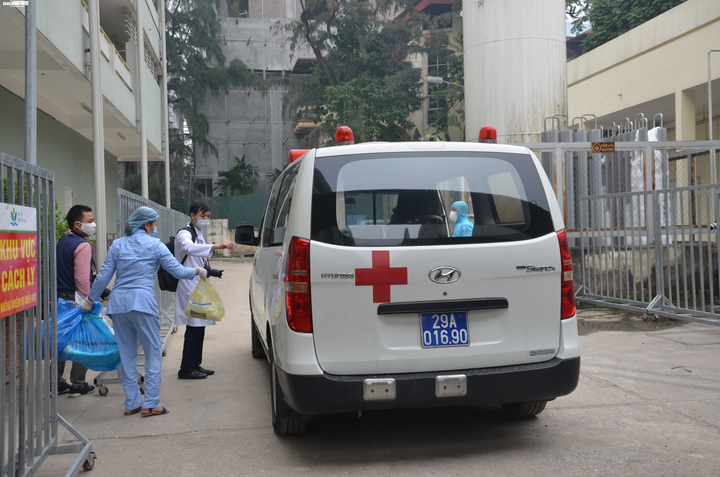 Video, ảnh: Khoảnh khắc bệnh nhân nhiễm Covid-19 nhỏ tuổi nhất Việt Nam ra viện - 6