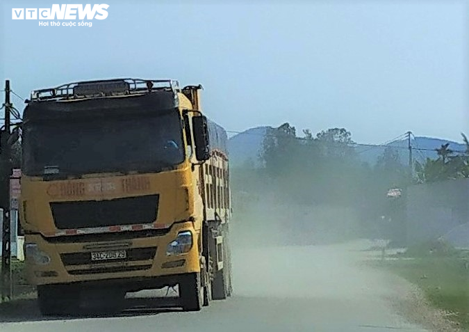 Cầu dân sinh 13 tấn oằn mình 'cõng' xe tải 30 tấn ở Nghệ An - 9