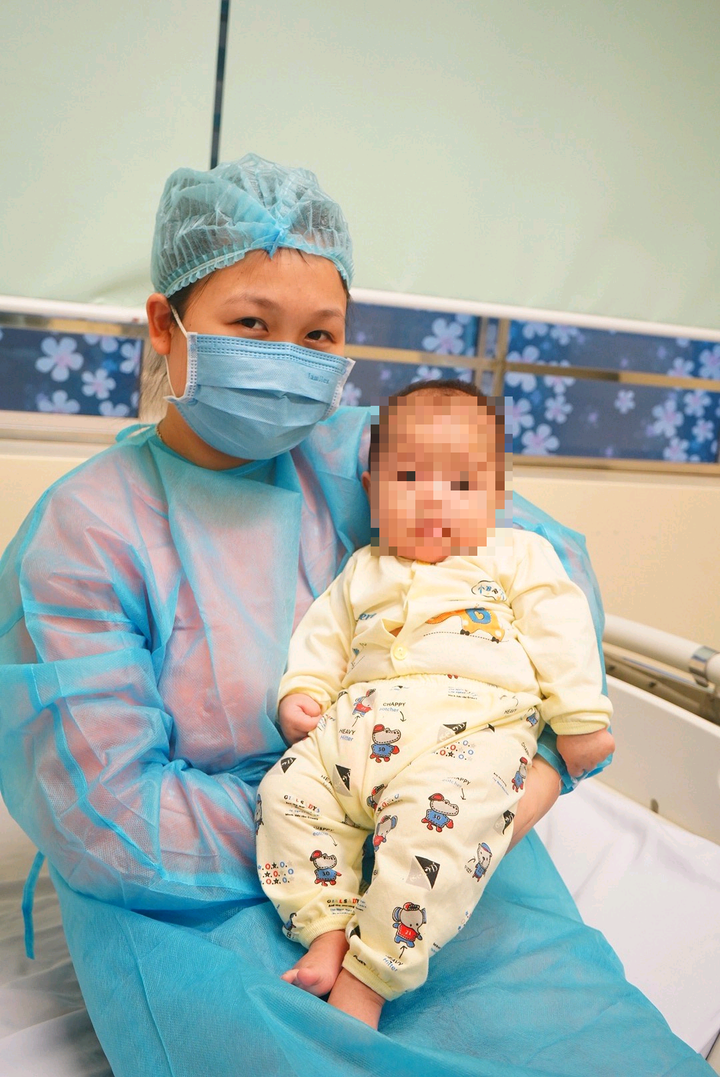 Lời cảm ơn qua màn hình điện thoại của mẹ bé 3 tháng tuổi nhiễm Covid-19 - 1