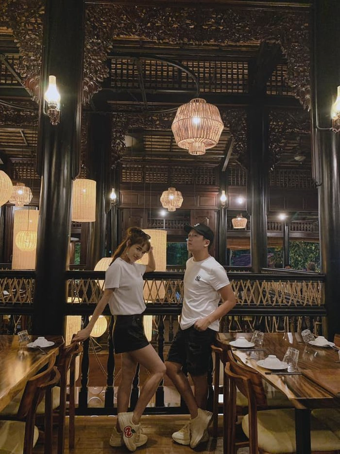 Trường Giang diện đồ đôi với Nhã Phương, 'trốn con' đi chơi Valentine muộn - 1