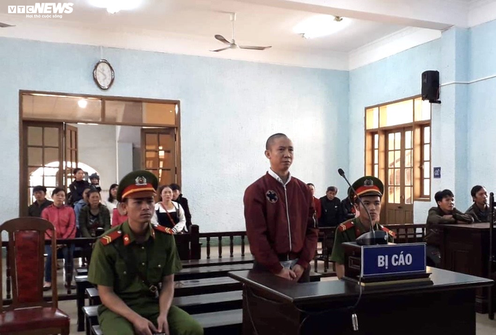 18 năm tù cho gã chồng cuồng ghen đâm chết vợ trong phòng tắm - 1