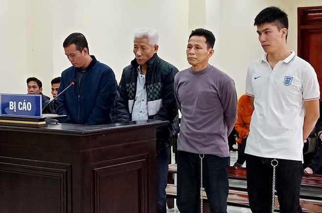 'Bố già' cầm đầu nhóm tấn công cảnh sát ở biển Hải Tiến lĩnh 30 tháng tù - 1