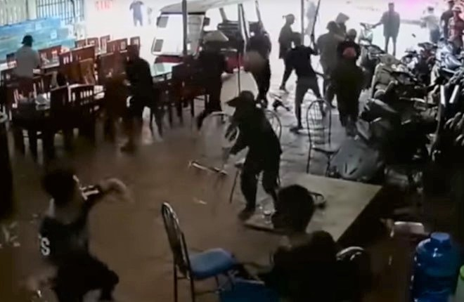 'Bố già' cầm đầu nhóm tấn công cảnh sát ở biển Hải Tiến lĩnh 30 tháng tù - 2