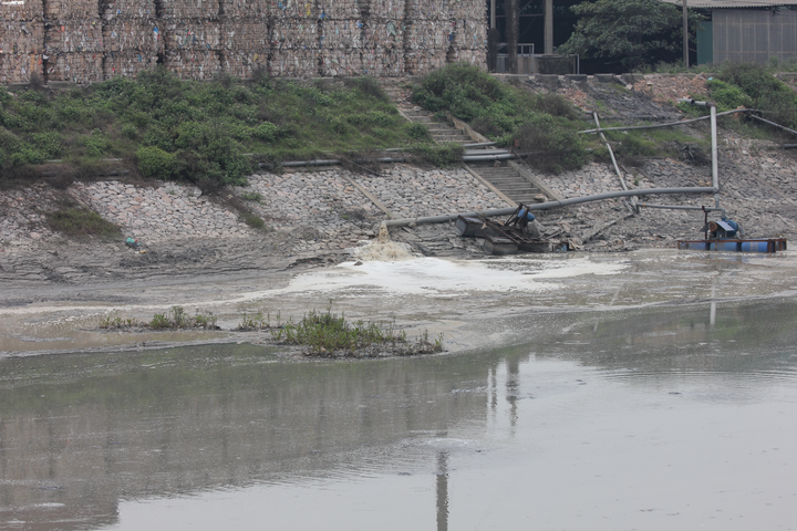 Cận cảnh dòng sông bị làng nghề giấy 'bức tử', tôm cá không thể sống sót - 2