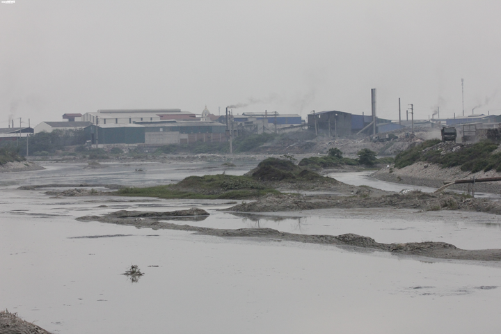 Cận cảnh dòng sông bị làng nghề giấy 'bức tử', tôm cá không thể sống sót - 8