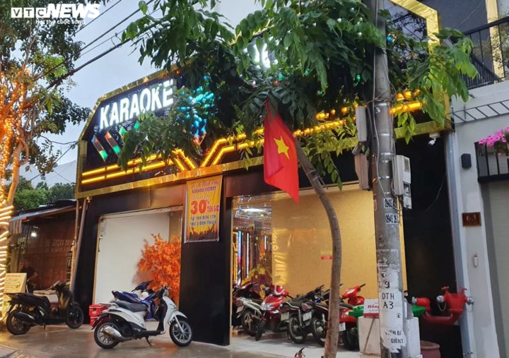 Đột kích quán karaoke ở Hội An, bắt quả tang 31 người phê ma túy - 1