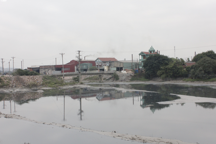 Cận cảnh dòng sông bị làng nghề giấy 'bức tử', tôm cá không thể sống sót - 6