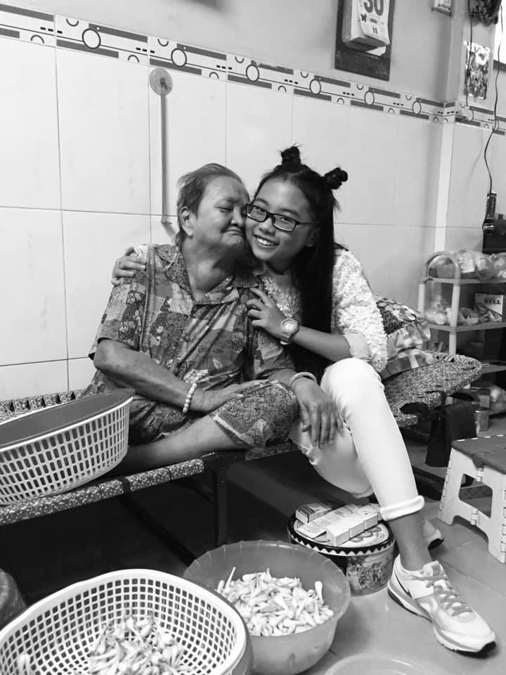 Phương Mỹ Chi đau buồn, cảm thấy trống rỗng khi bà ngoại qua đời - 1