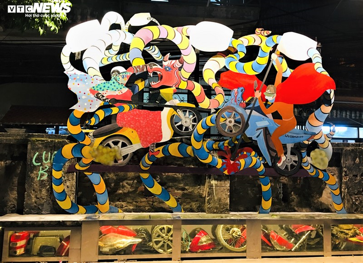 Ngắm những tác phẩm độc đáo làm từ thùng phuy, vỏ chai... ở bãi rác ven sông Hồng - 1