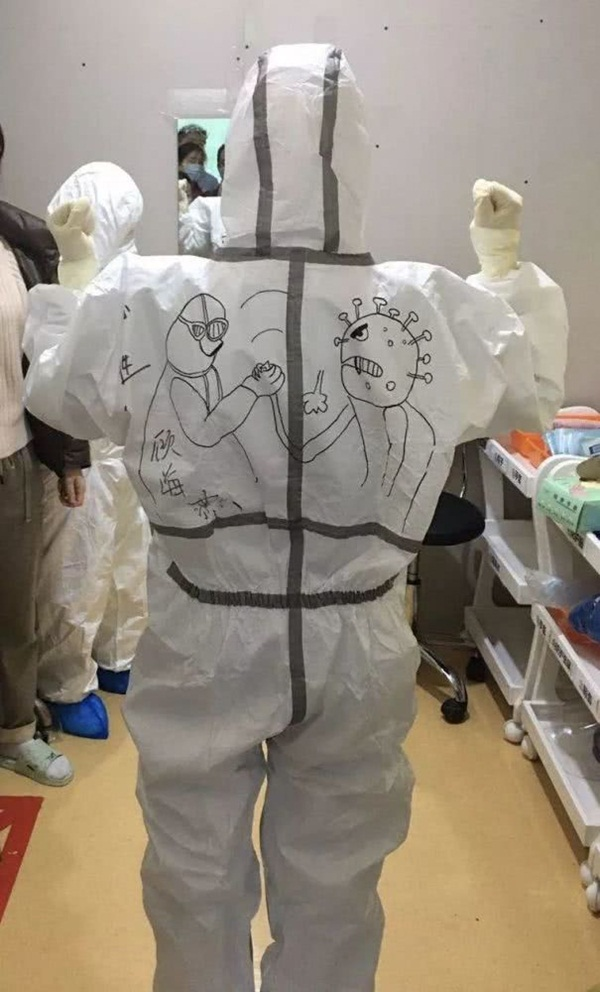 Y tá Vũ Hán vẽ tranh lên trang phục động viên bệnh nhi - 4