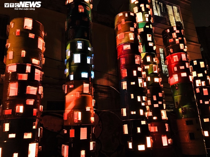 Ngắm những tác phẩm độc đáo làm từ thùng phuy, vỏ chai... ở bãi rác ven sông Hồng - 9