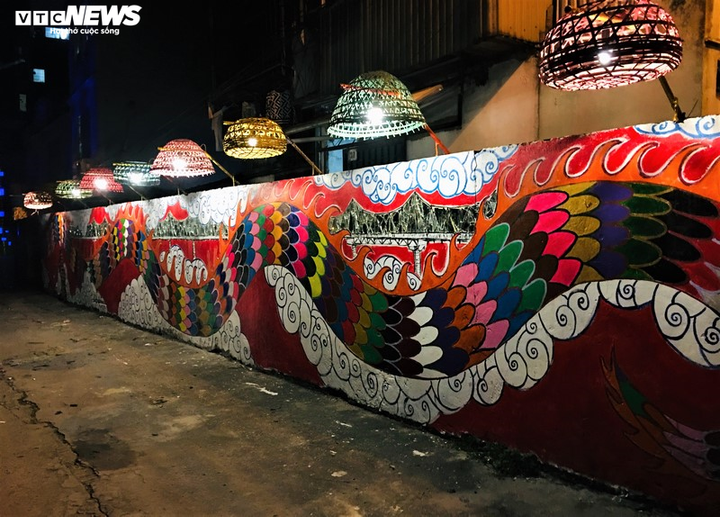 Ngắm những tác phẩm độc đáo làm từ thùng phuy, vỏ chai... ở bãi rác ven sông Hồng - 12