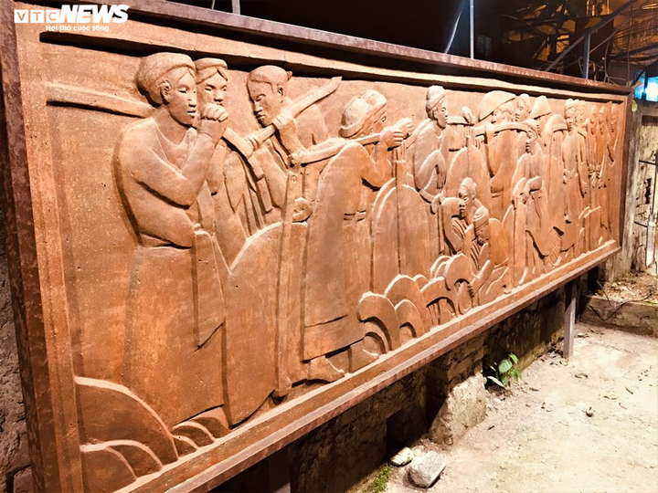 Ngắm những tác phẩm độc đáo làm từ thùng phuy, vỏ chai... ở bãi rác ven sông Hồng - 4