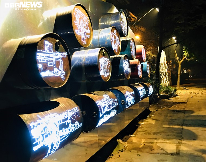 Ngắm những tác phẩm độc đáo làm từ thùng phuy, vỏ chai... ở bãi rác ven sông Hồng - 3