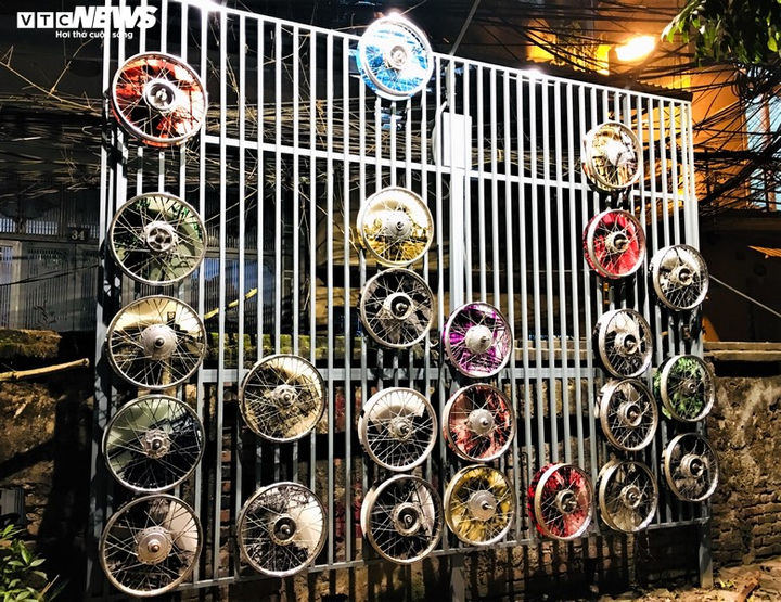 Ngắm những tác phẩm độc đáo làm từ thùng phuy, vỏ chai... ở bãi rác ven sông Hồng - 7