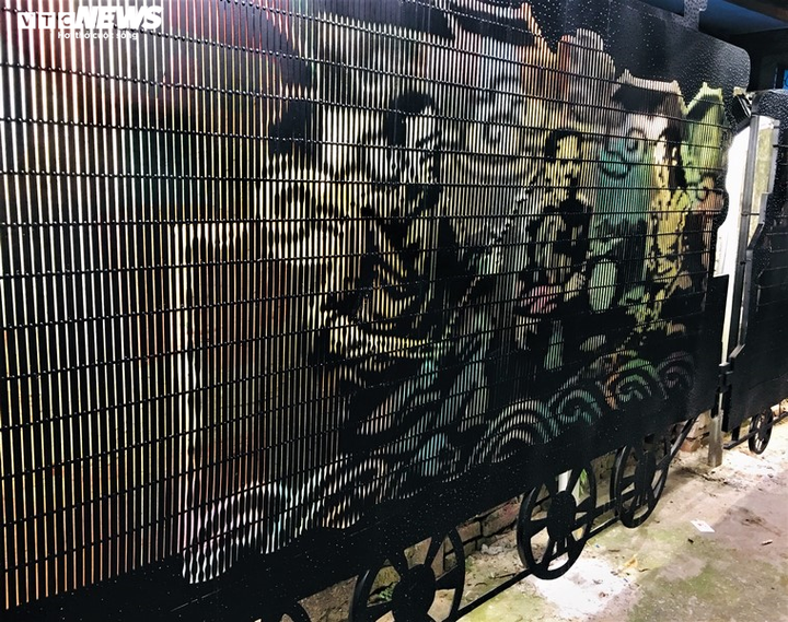 Ngắm những tác phẩm độc đáo làm từ thùng phuy, vỏ chai... ở bãi rác ven sông Hồng - 10