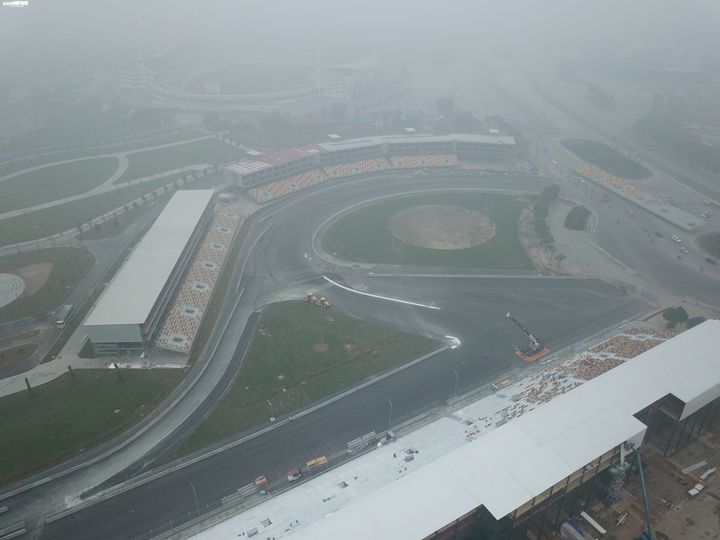 Ngắm mô hình xe đua F1 trên phố Hà Nội - 9