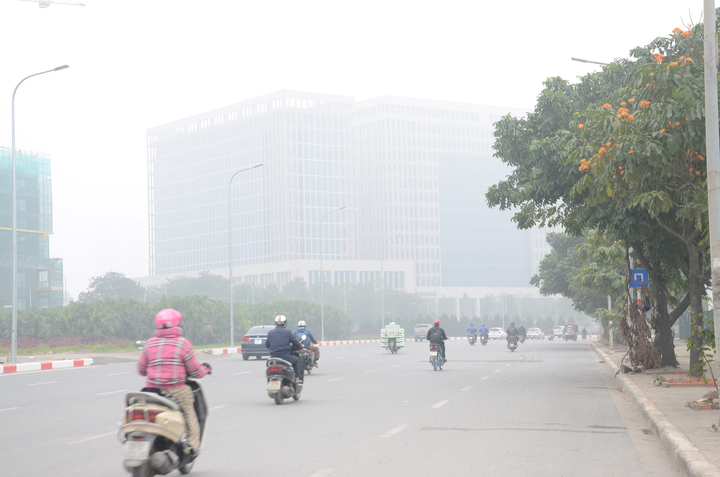 Ảnh: Hà Nội mù mịt dù trời có nắng, không khí ở mức có hại cho sức khoẻ - 2