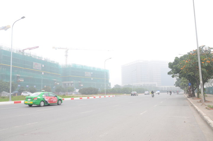Ảnh: Hà Nội mù mịt dù trời có nắng, không khí ở mức có hại cho sức khoẻ - 1