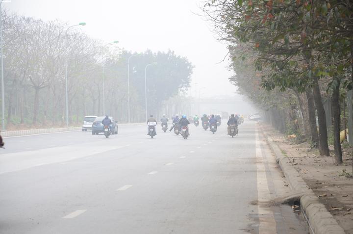 Ảnh: Hà Nội mù mịt dù trời có nắng, không khí ở mức có hại cho sức khoẻ - 3