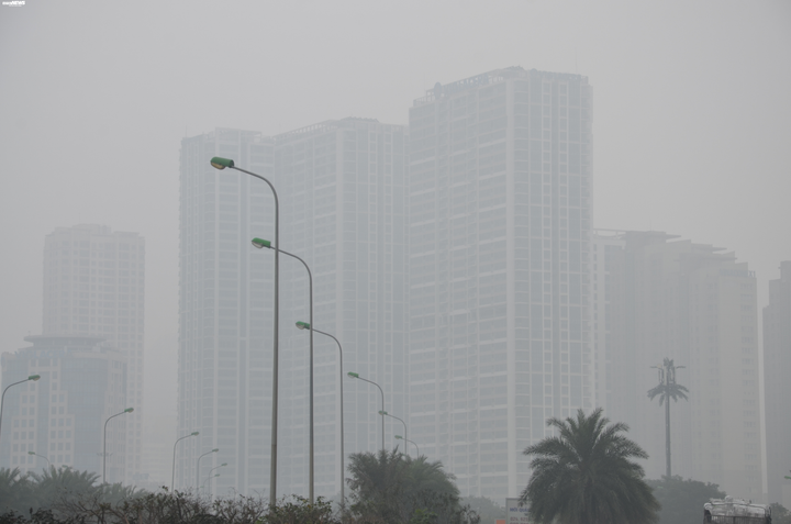 Ảnh: Hà Nội mù mịt dù trời có nắng, không khí ở mức có hại cho sức khoẻ - 4