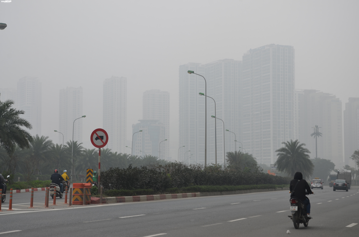 Ảnh: Hà Nội mù mịt dù trời có nắng, không khí ở mức có hại cho sức khoẻ - 5