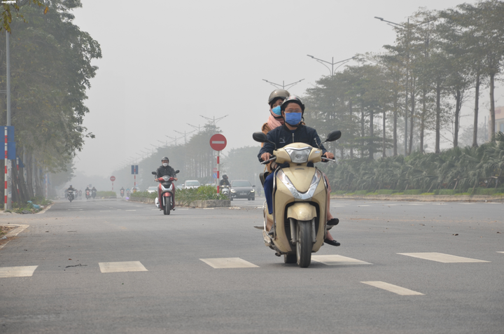 Ảnh: Hà Nội mù mịt dù trời có nắng, không khí ở mức có hại cho sức khoẻ - 7