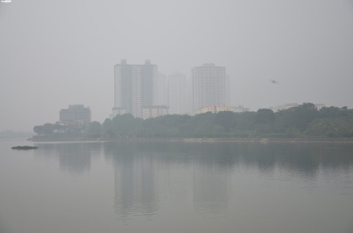 Ảnh: Hà Nội mù mịt dù trời có nắng, không khí ở mức có hại cho sức khoẻ - 9