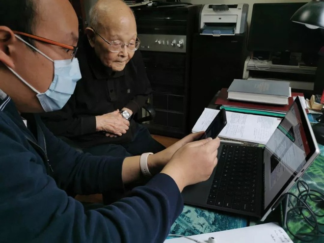 Giáo sư 95 tuổi dạy online giữa mùa dịch Covid-19 - 2