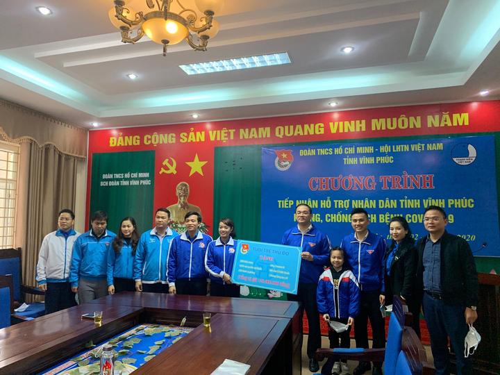 Thành đoàn Hà Nội tặng quà người dân vùng dịch Vĩnh Phúc - 1